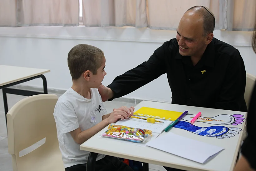 צביקה ברוט עם תלמיד בבת ים
