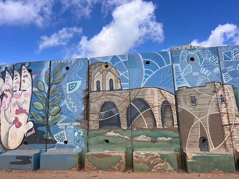 קירות מדברים בשתולה