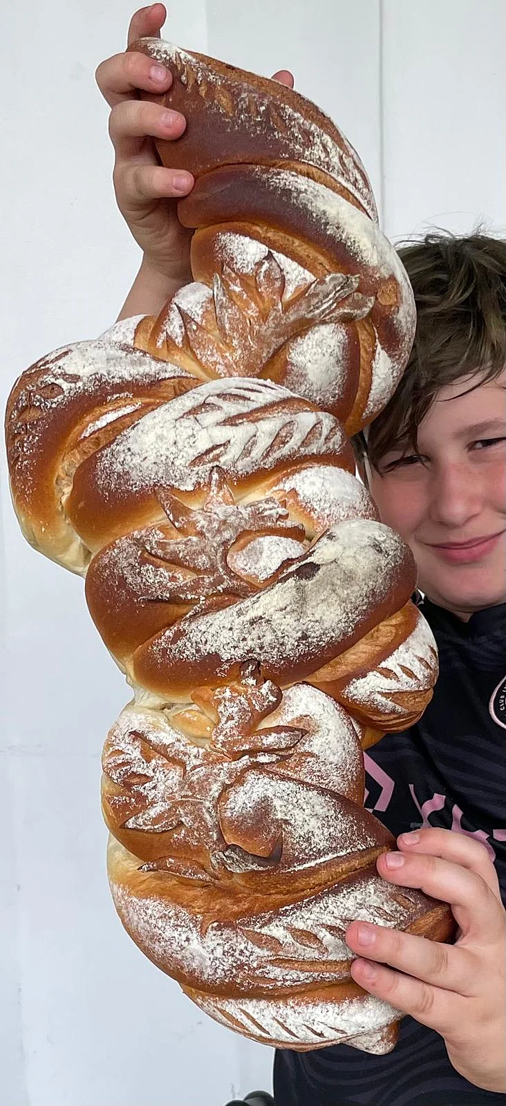 חלה ענקית של מאפיית לחמים