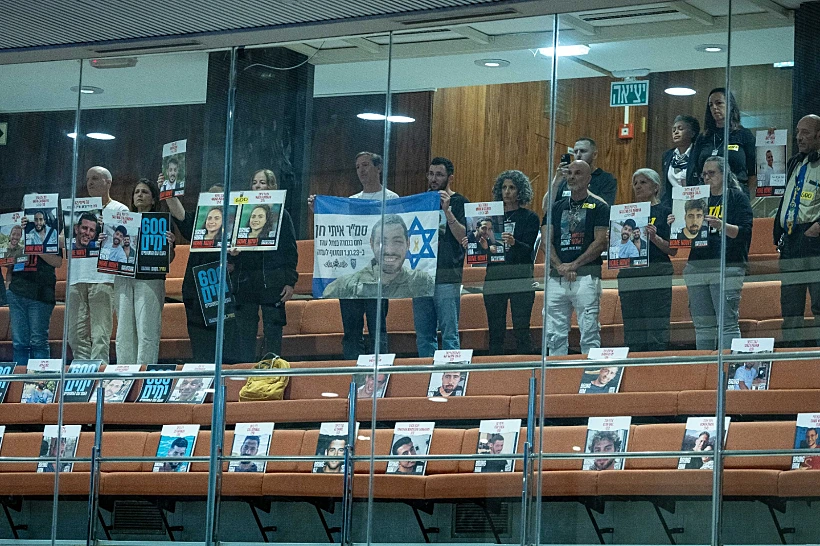 משפחות חטופים ביציע האורחים בכנסת