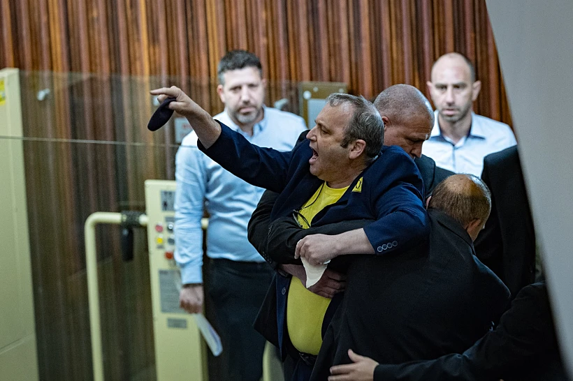 ח"כ גלעד קריב מוצא מהמליאה בזמן נאום נתניהו