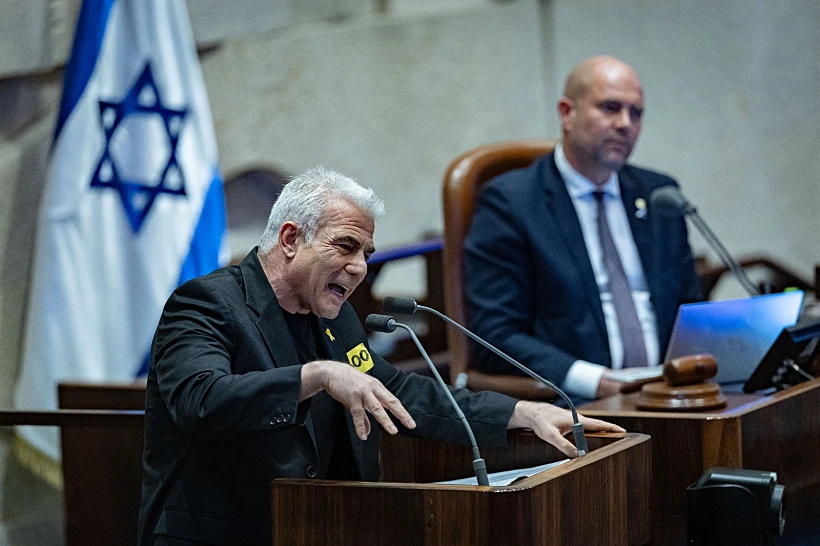 ראש האופוזיציה יאיר לפיד נואם בדיון 40 חתימות