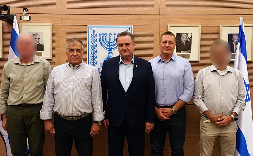 שר הביטחון עם חברי ועדת פרס ביטחון ישראל.