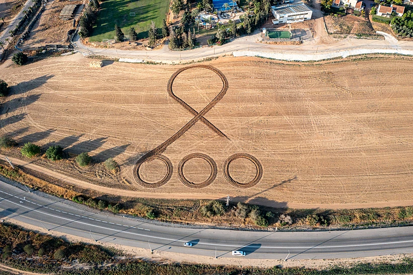 סמל החטופים חרוש בשדה ליד קיבוץ רוחמה שבדרום