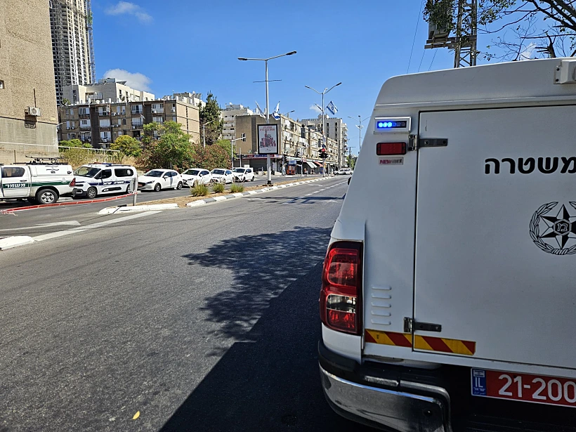 ניידת זיהוי פלילי סמוך לזירת הרצח בבת ים