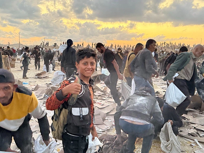 עזתים מקבלים סיוע הומניטרי ברצועה