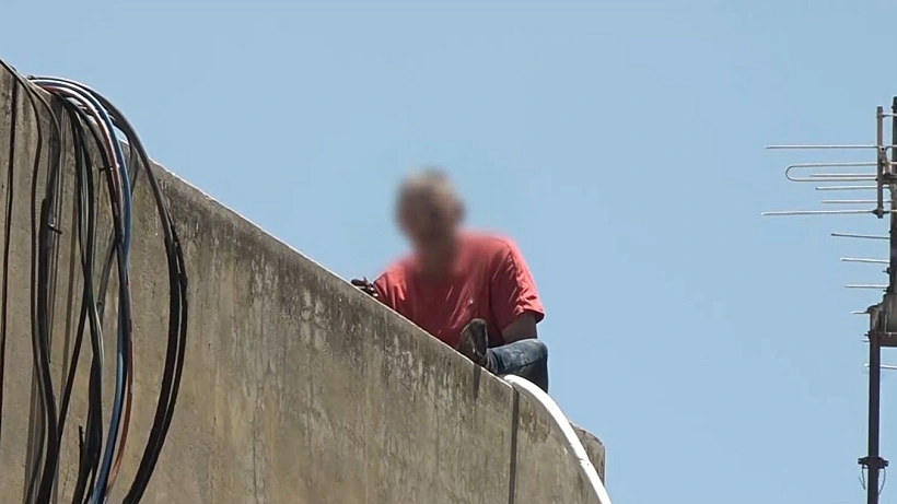החשוד ברצח בת זוגתו על גג בניין