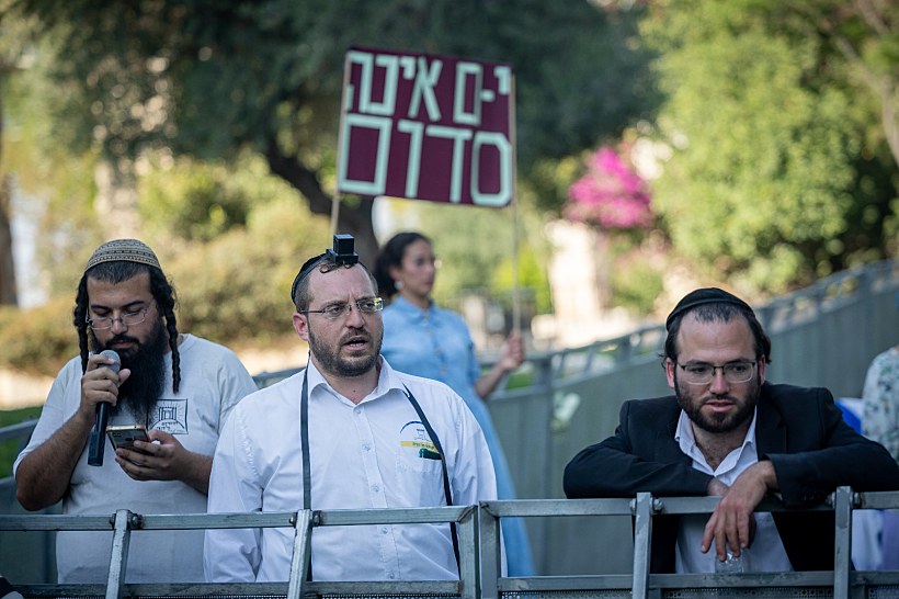 מפגינים נגד מצעד הגאווה בירושלים