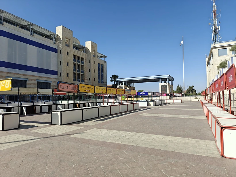 ההיערכות לשבוע הספר בכיכר ספרא