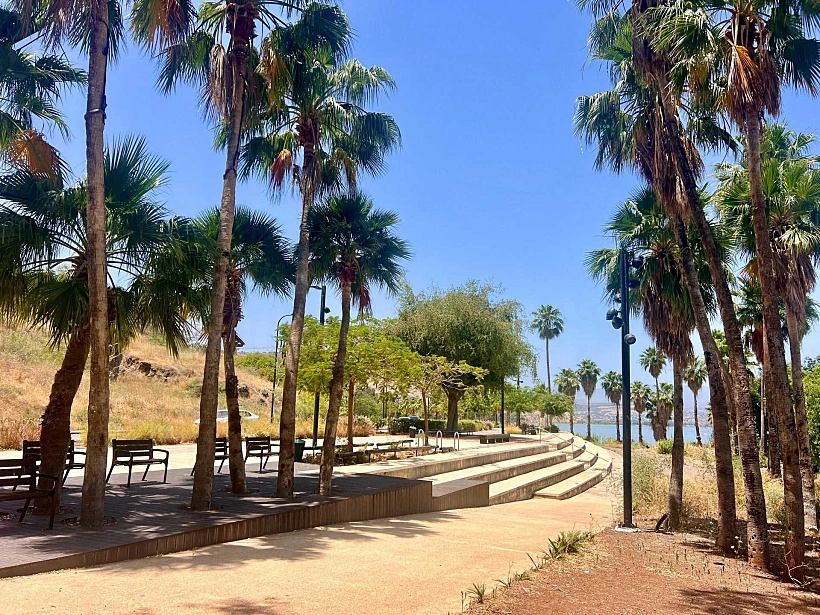 טיילת חוף הדקל בטבריה