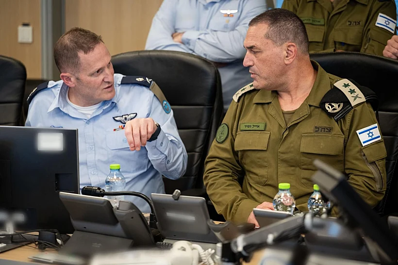 הרמטכ"ל אייל זמיר ומפקד חיל האוויר, האלוף תומר בר, בבור בקרייה בזמן התקיפה באיראן
