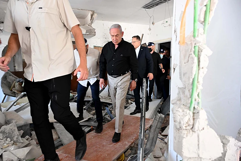 רה"מ נתניהו בזירת הנפילה בבת ים