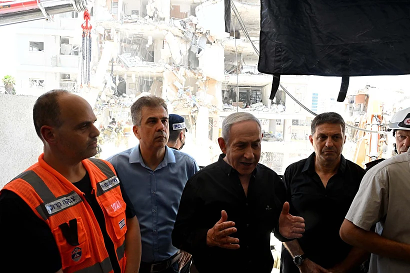 רה"מ נתניהו בזירת הנפילה בבת ים