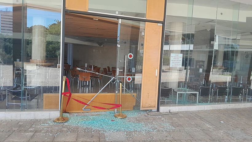 תיאטרון חיפה לאחר שנפגע במתקפת טילים איראנית על ישראל