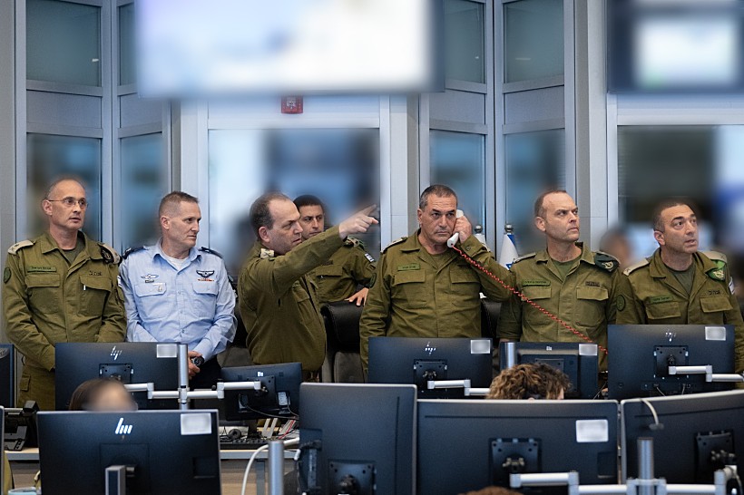 הרמטכ״ל אייל זמיר עם ראש אמ"ן שלומי בינדר, ראש אמ"ץ עודד בסיוק ומפקד חיל האוויר האלוף תומר בר בזמן התקיפות באיראן