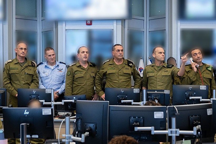 הרמטכ״ל אייל זמיר עם ראש אמ"ן שלומי בינדר, ראש אמ"ץ עודד בסיוק ומפקד חיל האוויר האלוף תומר בר בזמן התקיפות באיראן