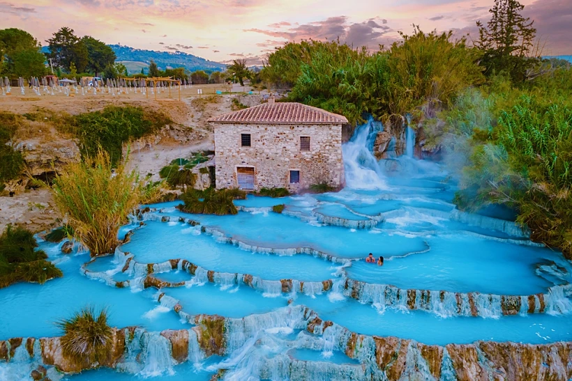 קסקטה דל מולינו ליד הכפר saturnia באיטליה טוסקנה