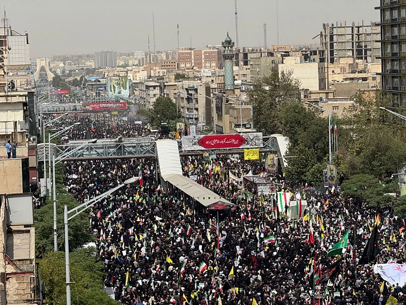 רבבות בהלוויות ענק למפקדי משמרות המהפכה שבחוסלו במכת הפתיחה
