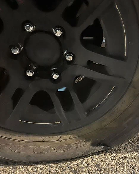 צמיג של רכב צבאי שנוקב על-ידי מתנחלים בבנימין