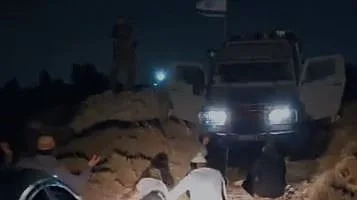 מתנחלים מול ג'יפ צבאי בבנימין