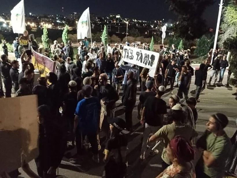 מתנחלים מפגינים מול מפקדת חטמ"ר בנימין