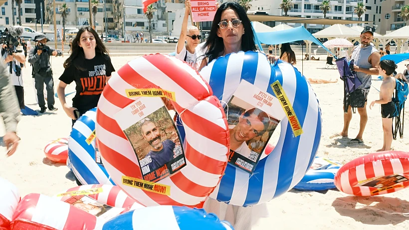 עינב צנגאוקר עם גלגלי הצלה למען החטופים