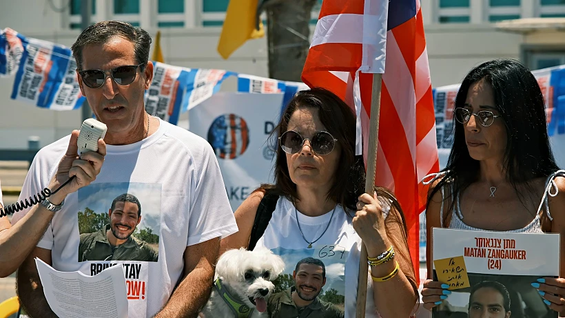 רובי וחגית חן עם עינב צנגאוקר מול שגרירות ארה"ב בתל אביב