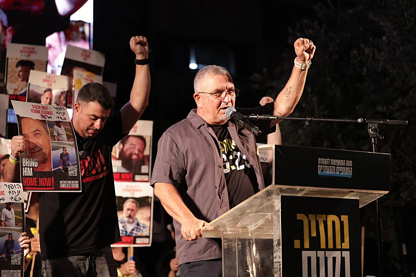 דני אלגרט בכיכר החטופים בתל אביב