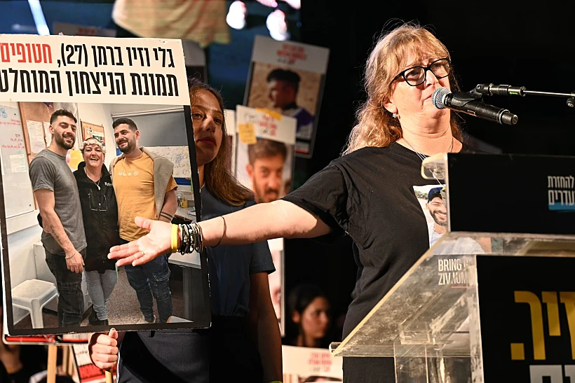מכבית מאייר, דודתם של החטופים גלי וזיו ברמן בכיכר החטופים בת"א