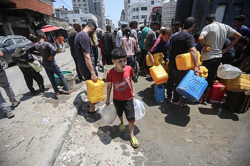 עזתים סוחבים מים ברצועה עזה