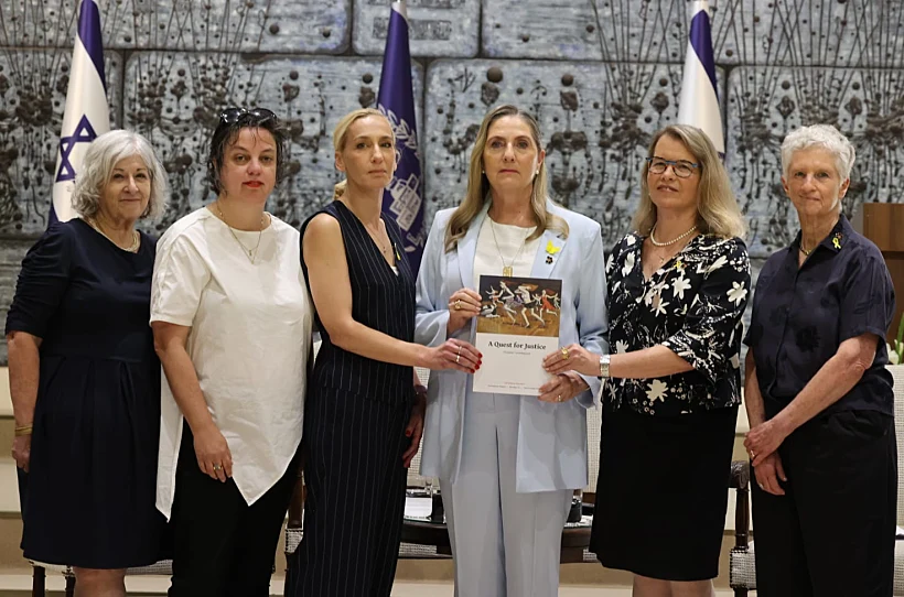 הגשת הדוח על פשעי המין של חמאס למיכל הרצוג