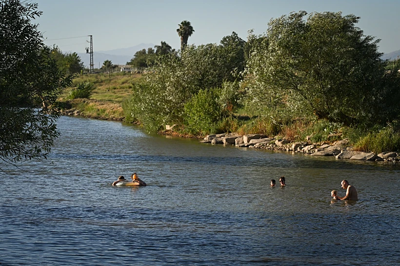 מבלים בנהר הירדן