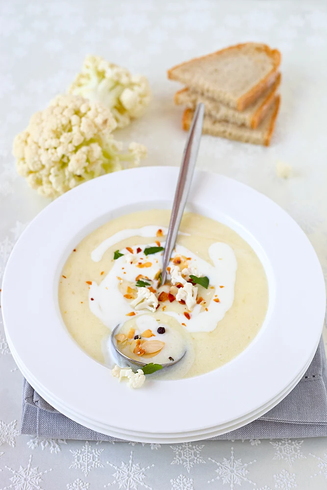 מרק קרם כרובית ושקדים