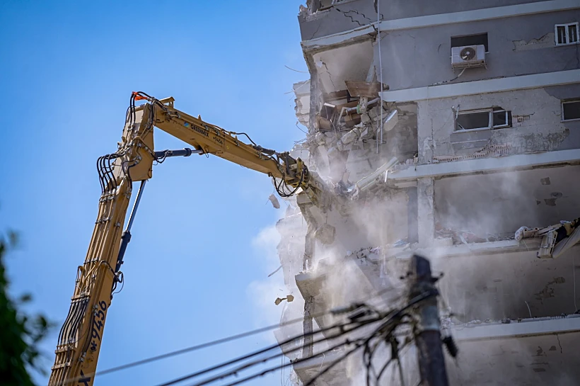 הריסת הבניין שנפגע מטיל איראני בבת ים