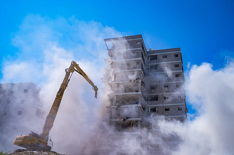 הריסת הבניין שנפגע מטיל איראני בבת ים