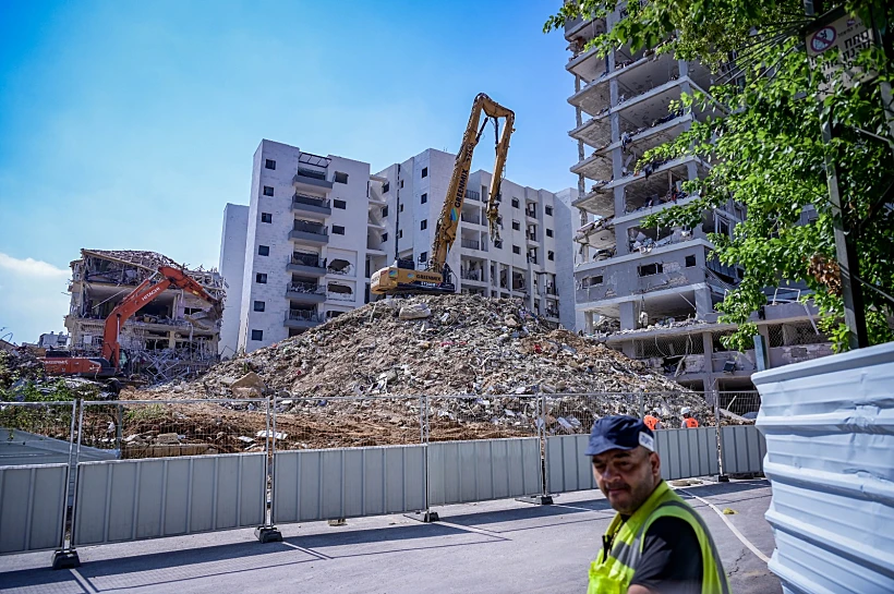הריסת הבניין שנפגע מטיל איראני בבת ים