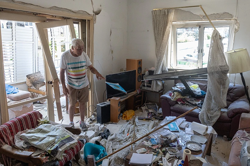 ההרס בבניין שנפגע מטיל איראני בבת ים