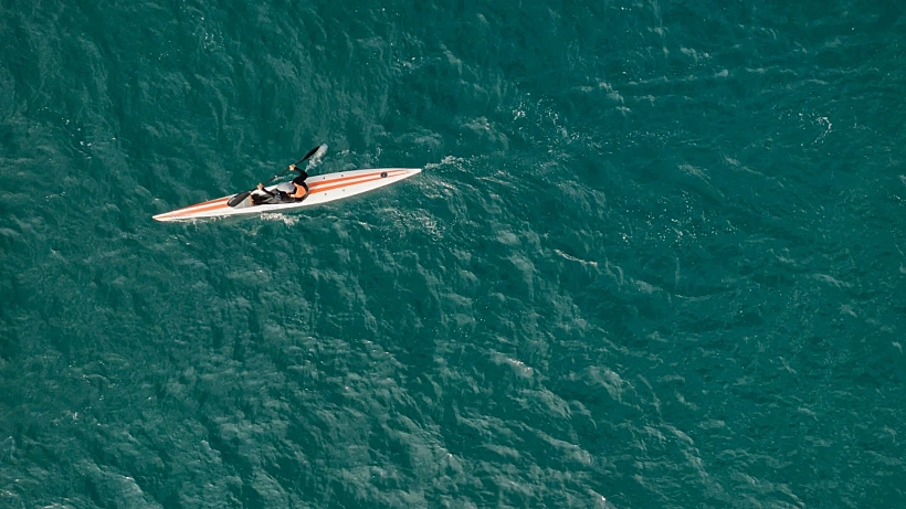 חתירה בקיאק בים הפתוח
