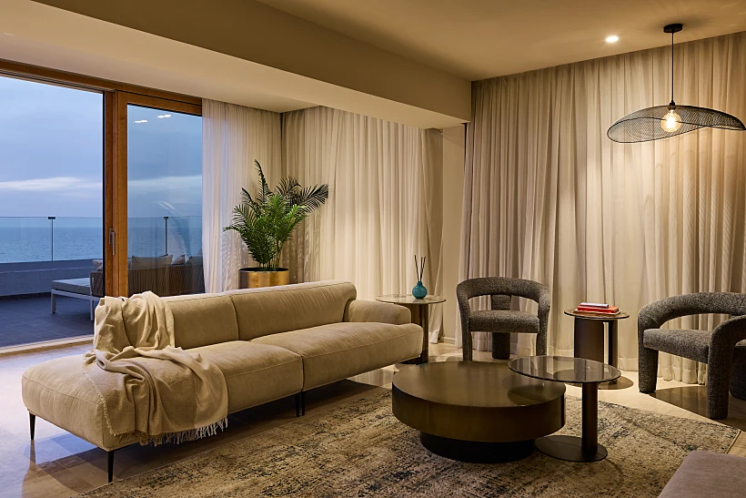 הסלון המפנק בסוויטה של מלון JEWEL