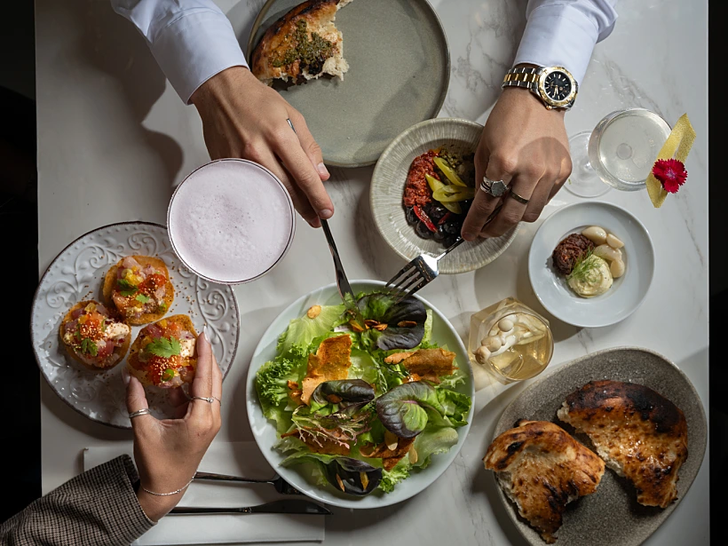 מנות החלוקה בבר הקוקטיילים של מלון JEWEL