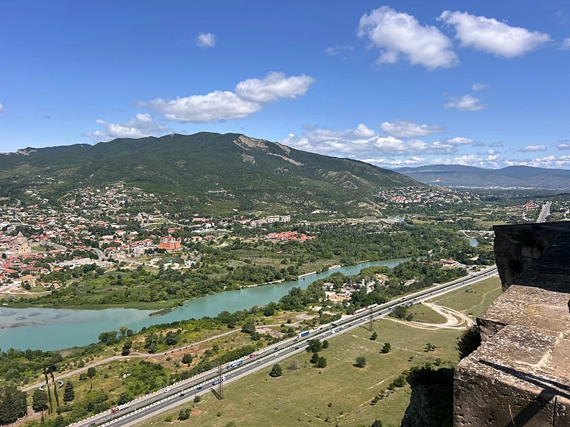 הנוף ממנזר Jvari גאורגיה