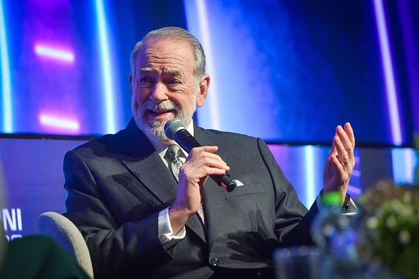 השגריר האמריקני מייק האקבי הבוקר בוועידת מרכז השלטון המקומי