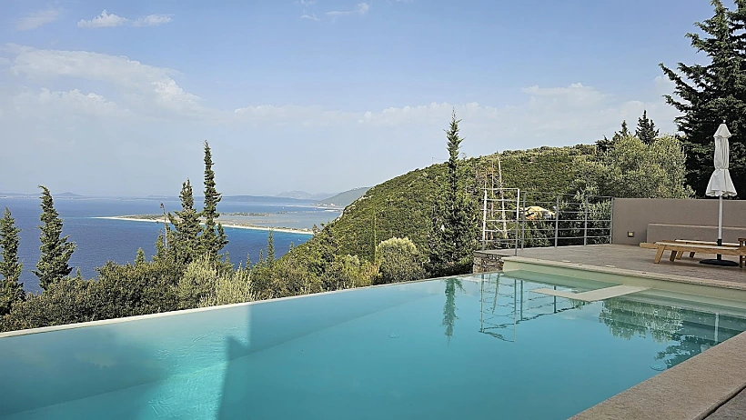 בית נופש עם בריכה מול הים בלפקדה יוון