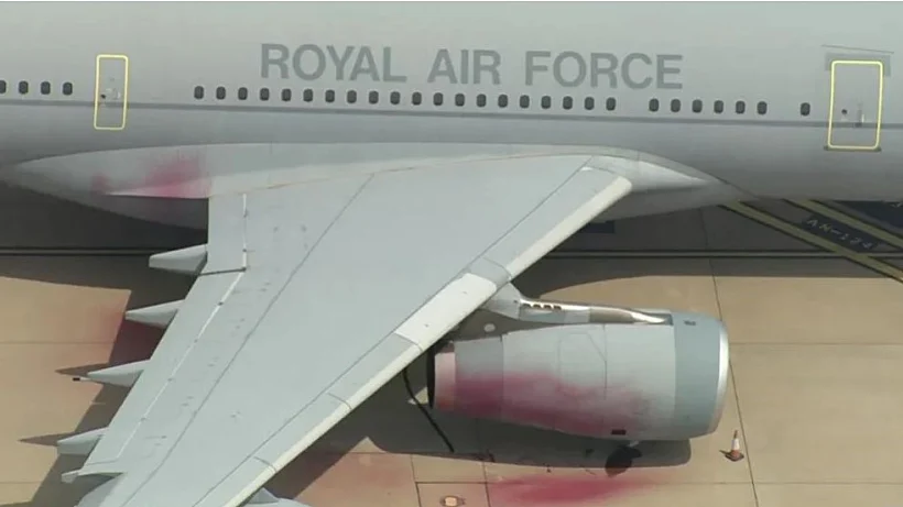 מטוס חיל האוויר הבריטי שהושחת בידי מפגינים פרו-פלסטיניים