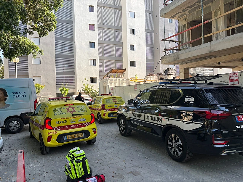 אמבולנס באתר בנייה בתל אביב