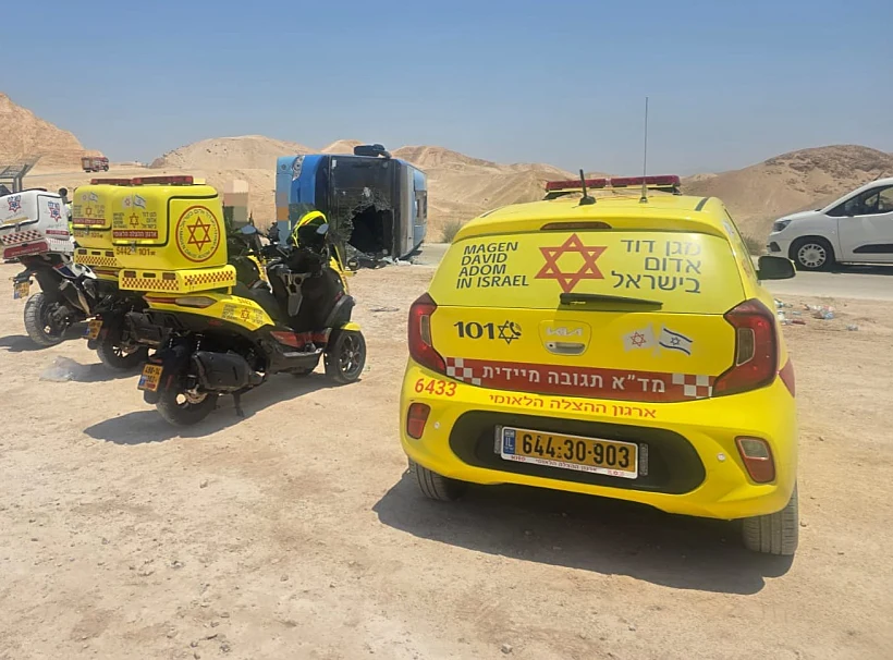 זירת התהפכות האוטובוס באזור מעלה אדומים