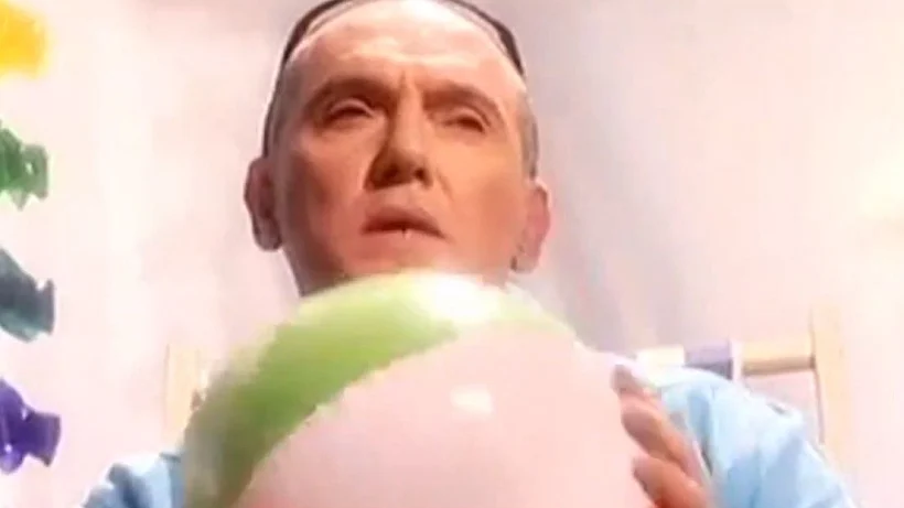 שלומי שבת בקליפ לשיר "בחוף של טרפטוני"