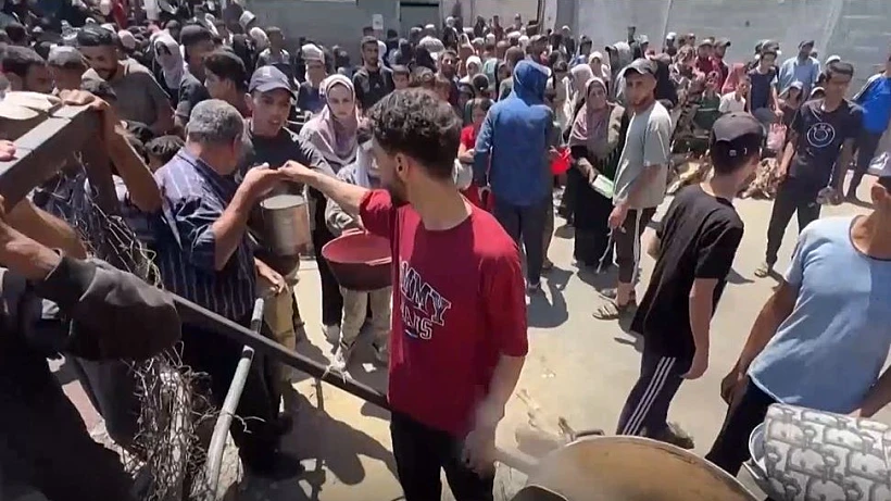 אזרחי רצועת עזה מתנפלים על הסיוע ההומניטרי