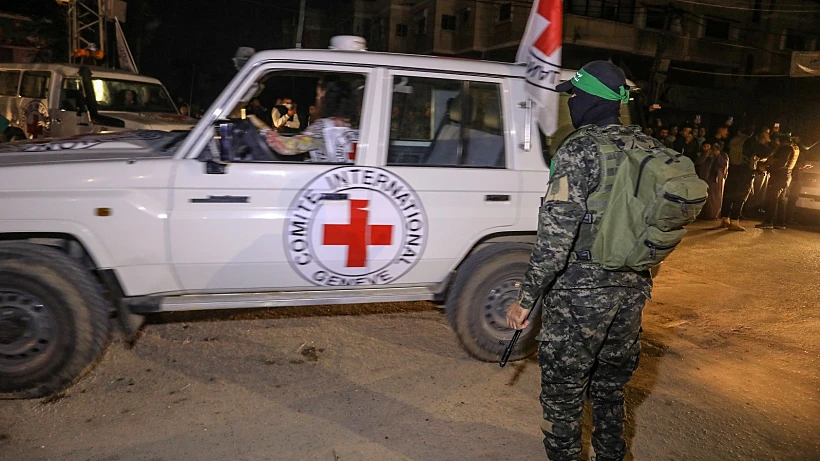 מחבל חמאס ליד רכב של הצלב האדום ברצועת עזה