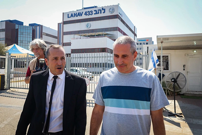 ח"כ חנוך מילביצקי ועורך דינו ביציאה מהחקירה